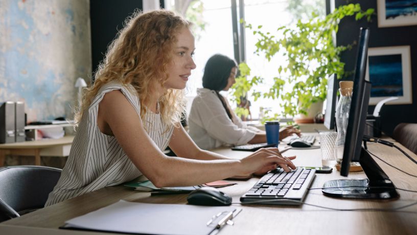 Bolsas em Tecnologia para Mulheres no Brasil: oportunidade que redefine carreiras e impulsiona a inclusão digital
