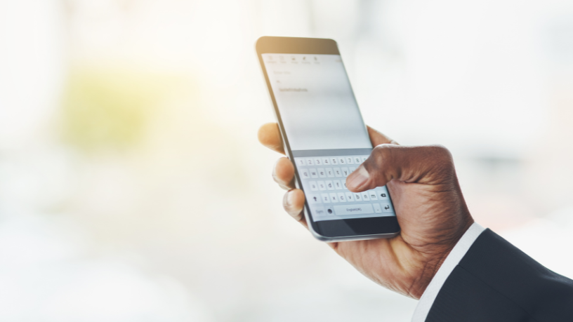 IA no celular já faz ligações e responde mensagens: como os assistentes inteligentes estão mudando a rotina dos brasileiros