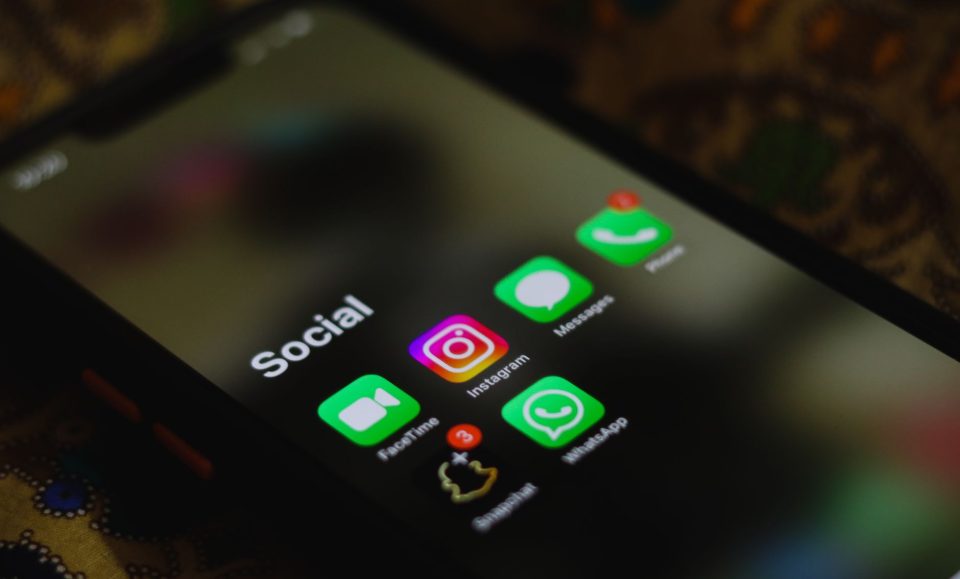 Tela de smartphone com ícones de aplicativos de redes sociais