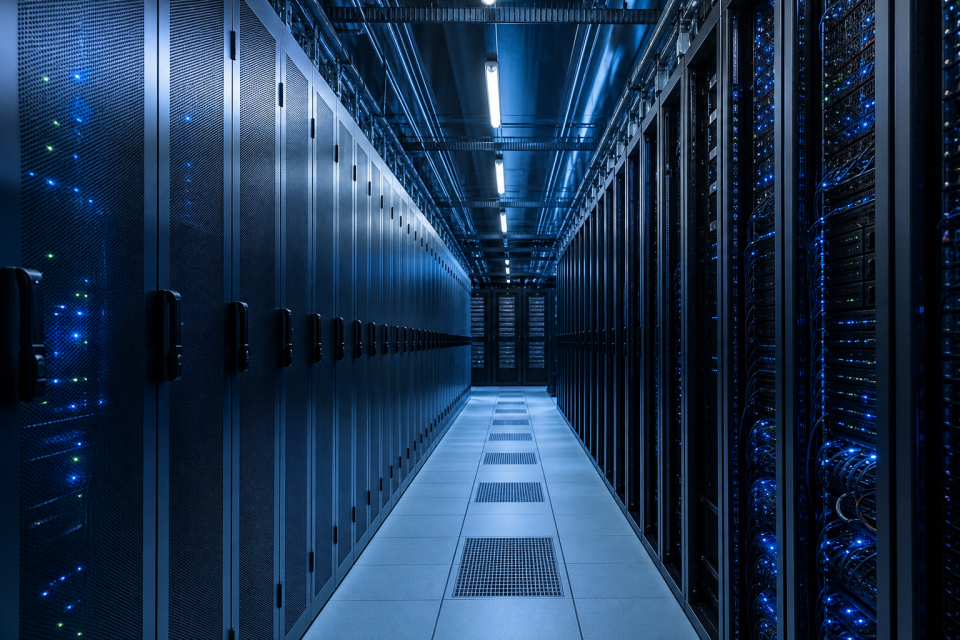 Data center com racks de servidores em operação, representando a soberania digital e a computação em nuvem no Brasil
